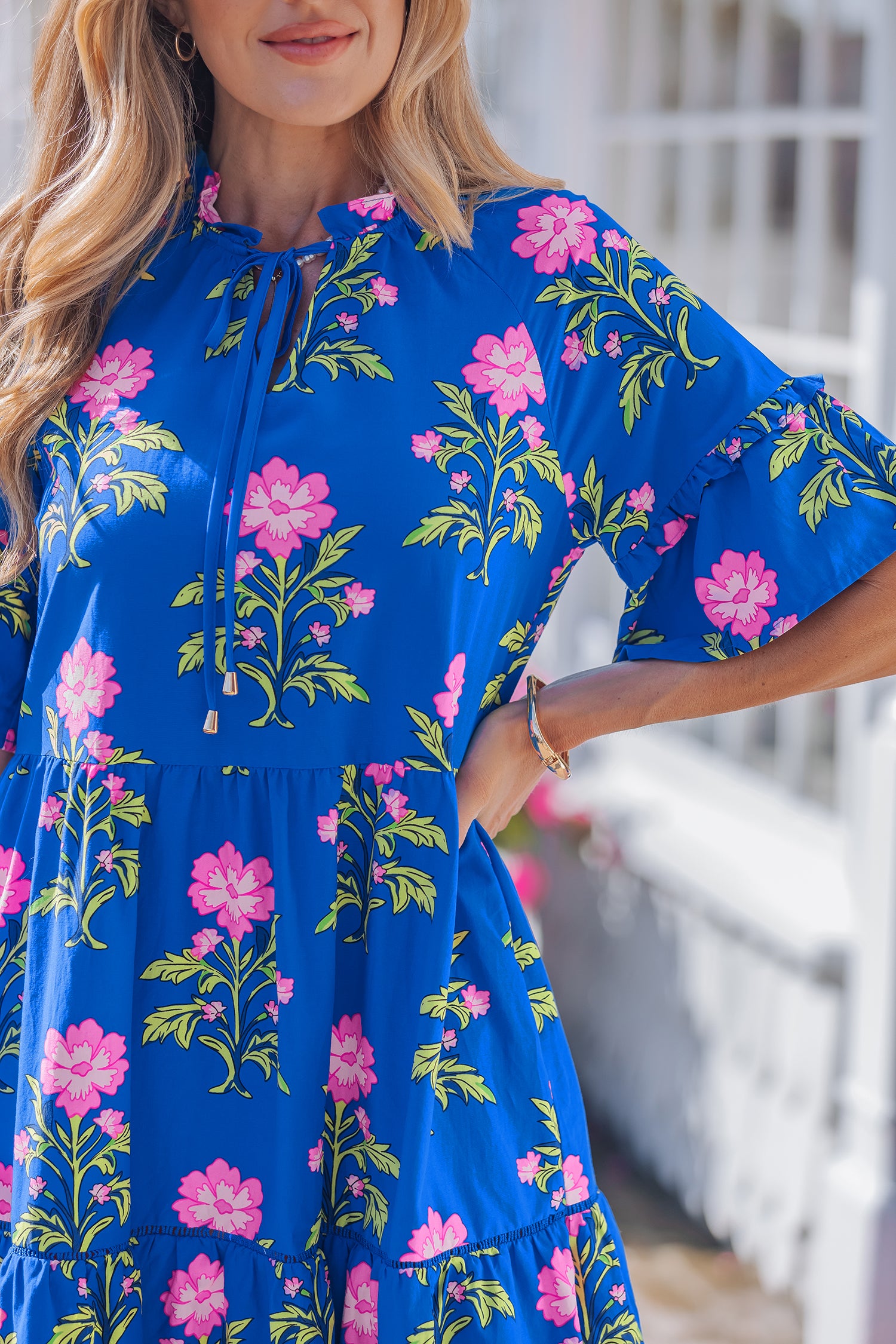 Robe à fleurs ample bleue à col en V et manches courtes