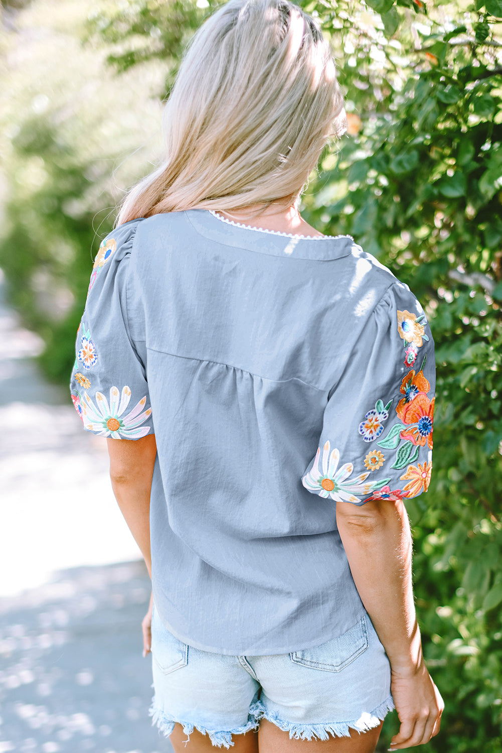 Blouse broderie florale, manches bouffantes, encolure fendue — bleu ciel