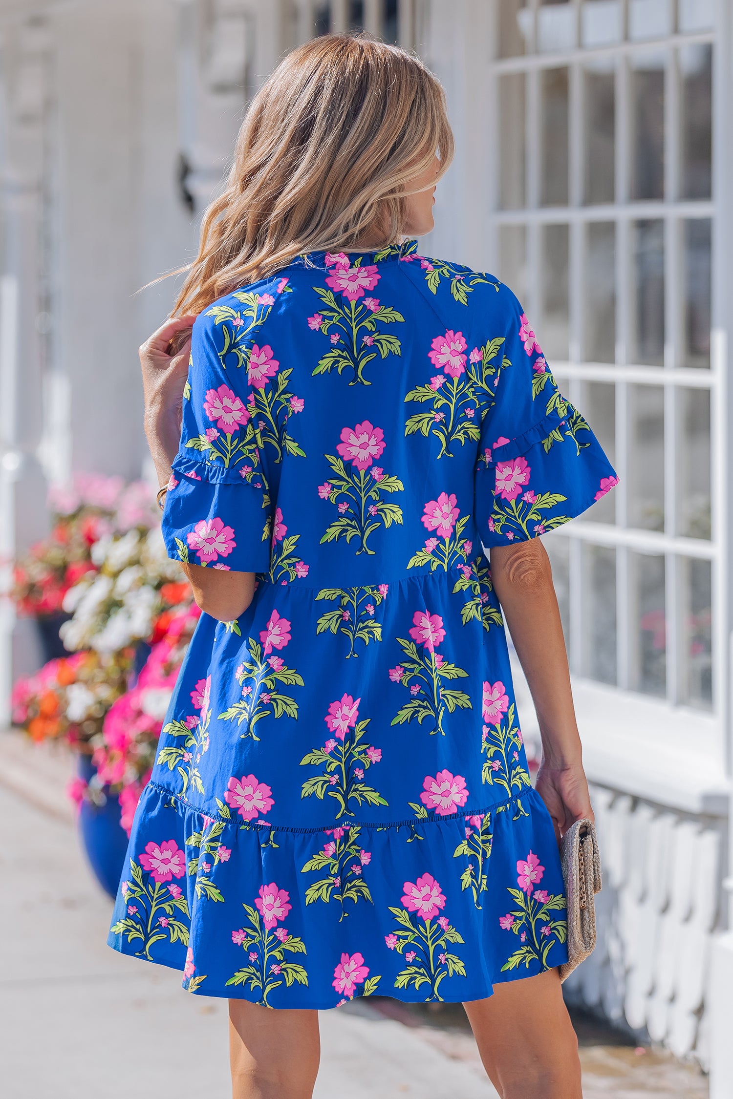 Robe à fleurs ample bleue à col en V et manches courtes