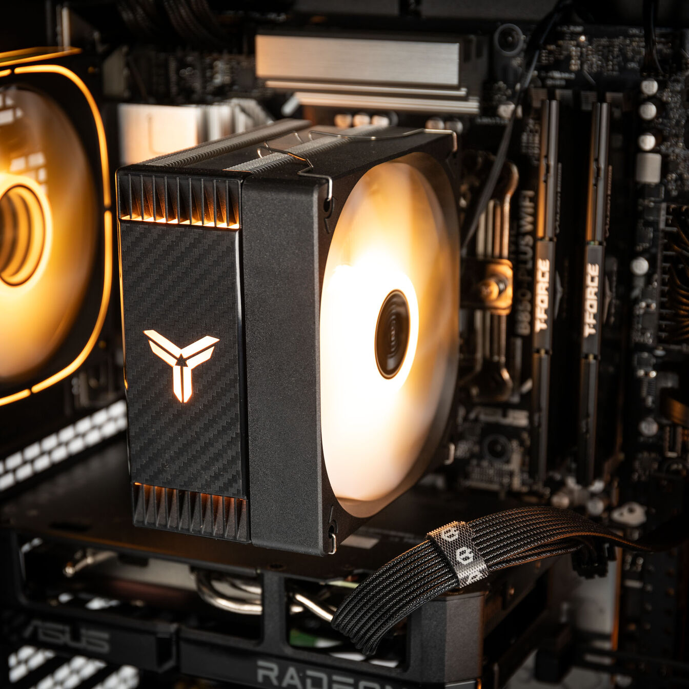 KingForge Gaming-PC argent, AMD Ryzen 5 9500F, RX 9060 XT 16GB, Phanteks Eclipse G370A – Fertig-PC avec Windows - King Mod Systems - vue 6