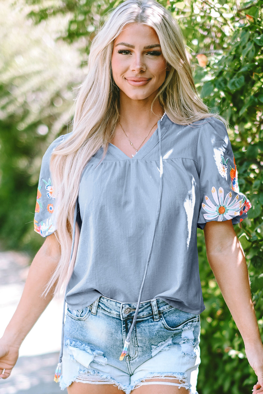 Blouse broderie florale, manches bouffantes, encolure fendue — bleu ciel