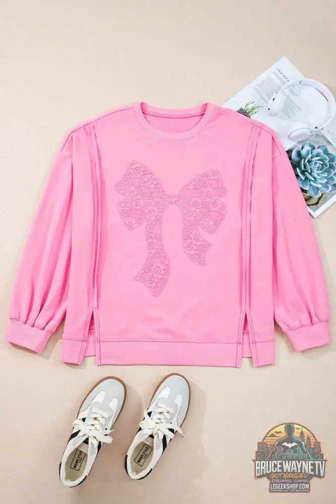 Plus Size Pink Sweatshirt - Grand Nœud en Dentelle Brodée avec Manches Dolman et Fente - Legeekshop