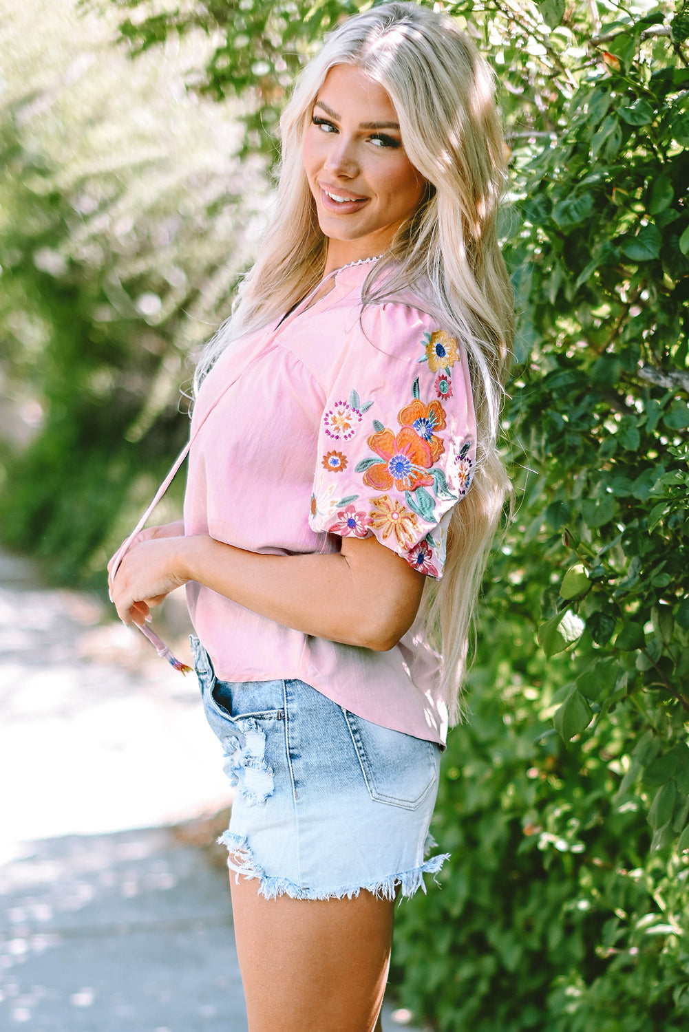 Blouse broderie florale, manches bouffantes, encolure fendue — bleu ciel