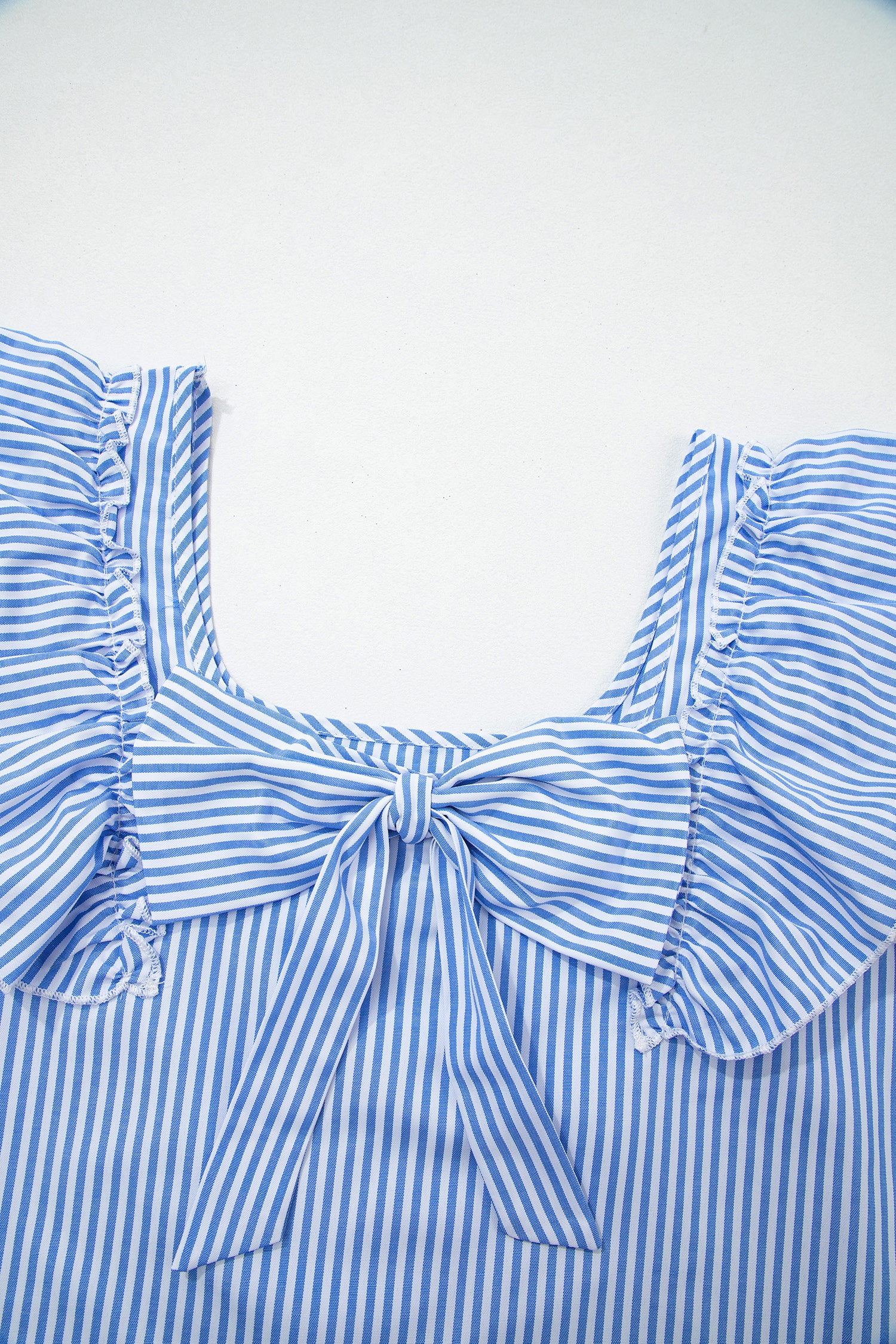 Blouse Manches Courtes Rayée Bleu Ciel Carré à Nœud & Volants — Style Urbain Chic