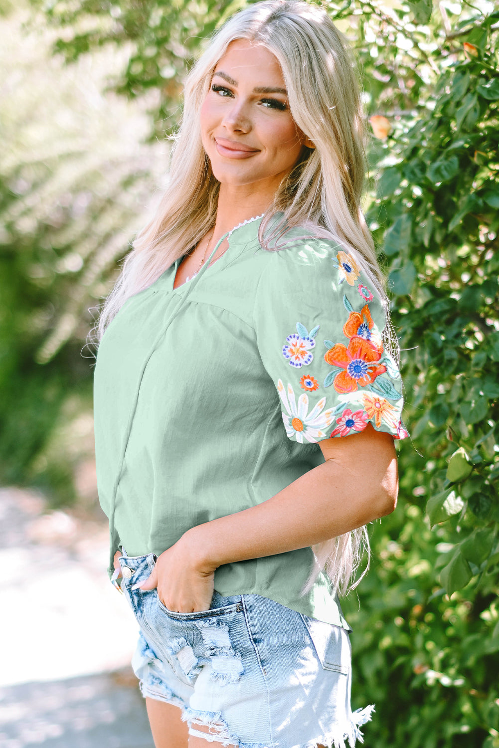 Blouse broderie florale, manches bouffantes, encolure fendue — bleu ciel