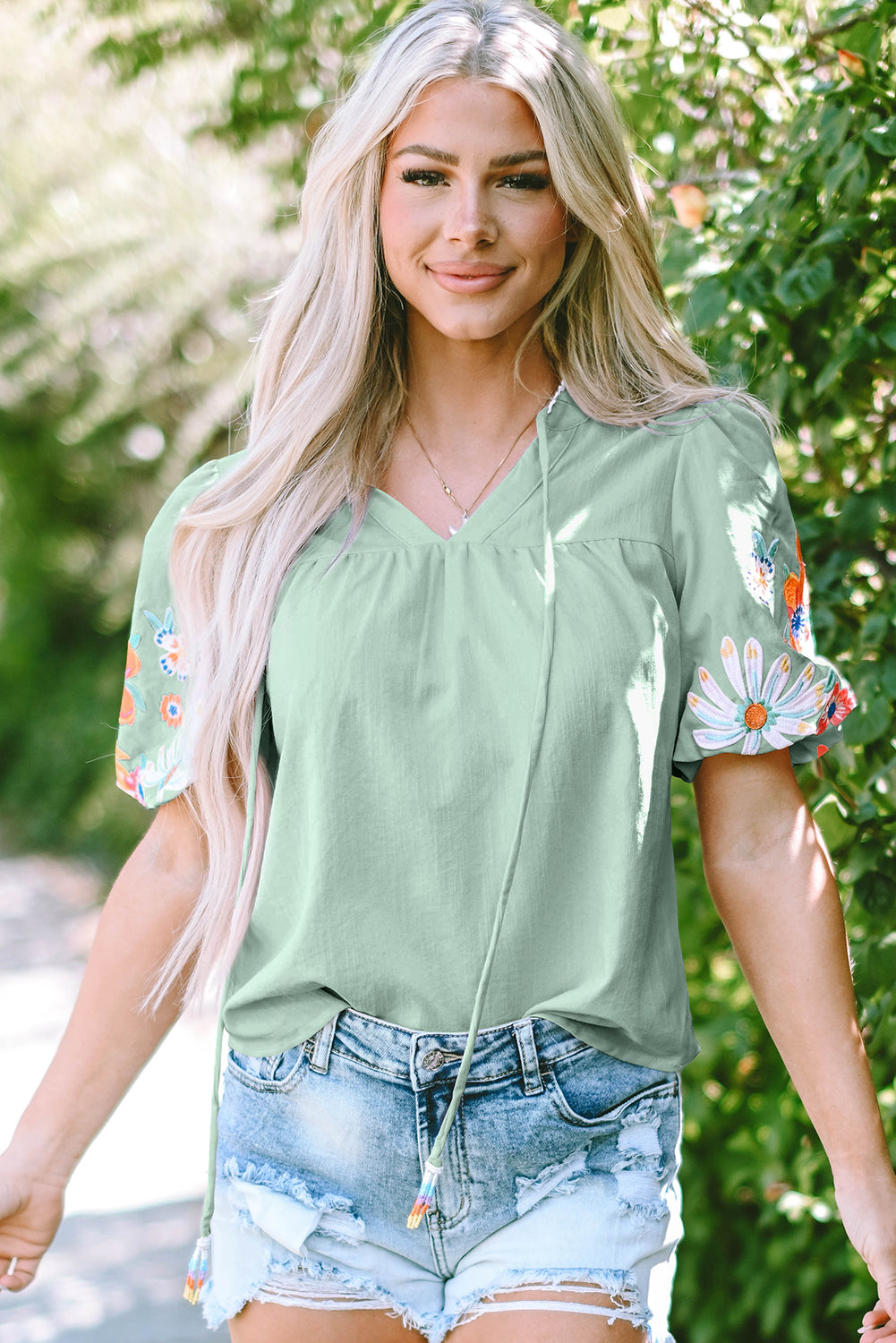 Blouse broderie florale, manches bouffantes, encolure fendue — bleu ciel