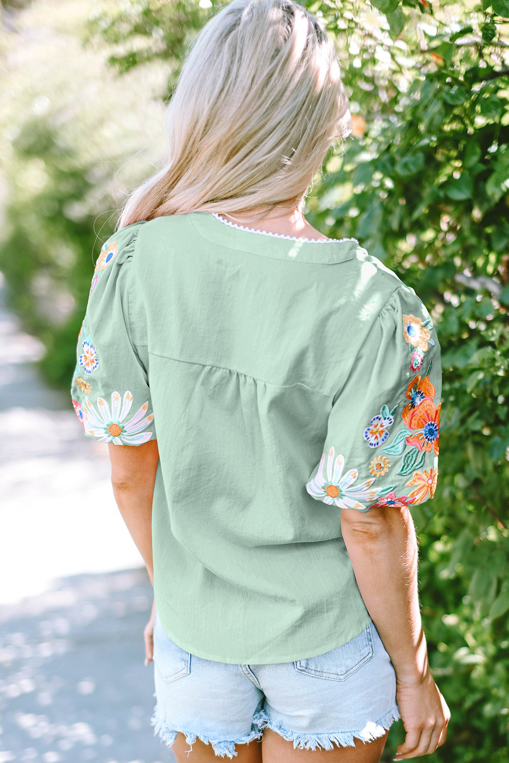 Blouse broderie florale, manches bouffantes, encolure fendue — bleu ciel
