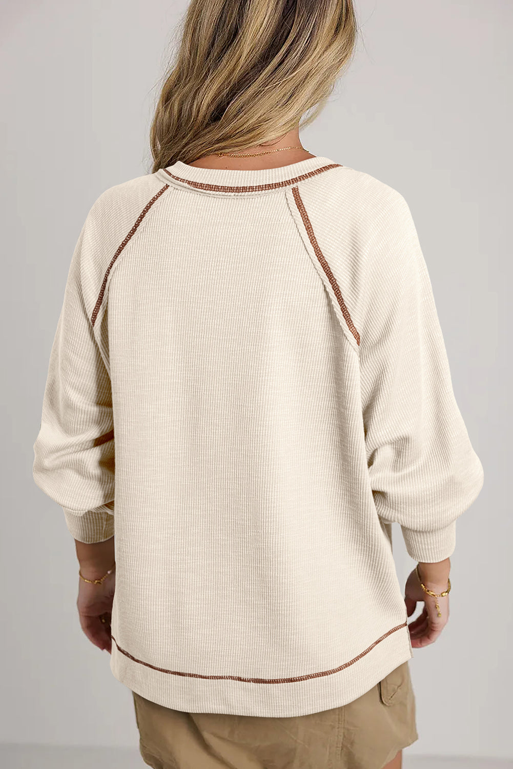 Sweat coutures apparentes, maille texturée, col V — beige