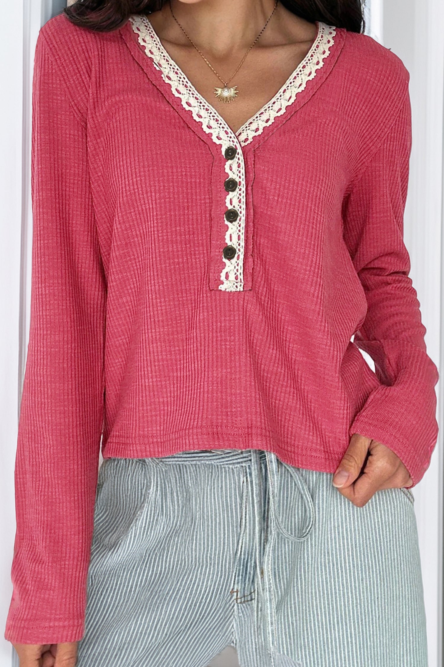 Haut femme boutonnée, manches longues, col V, côtelé — rouge