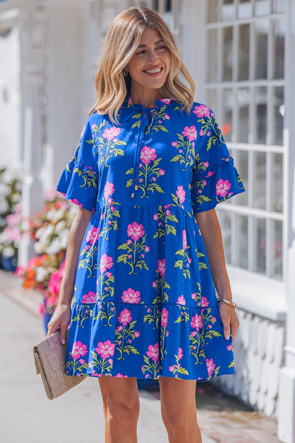 Robe à fleurs ample bleue à col en V et manches courtes