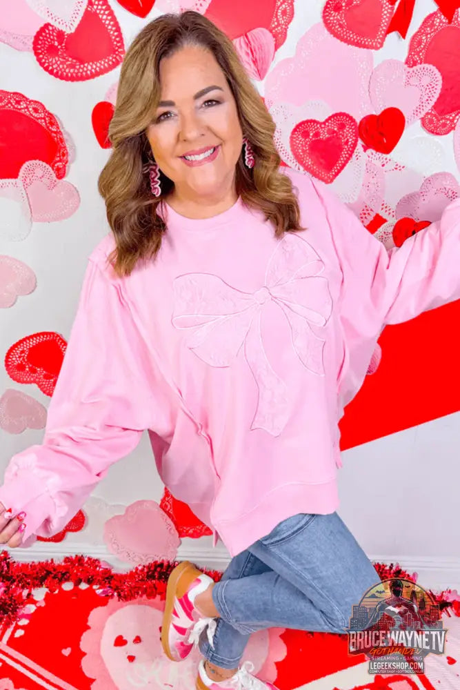 Plus Size Pink Sweatshirt - Grand Nœud en Dentelle Brodée avec Manches Dolman et Fente - Legeekshop