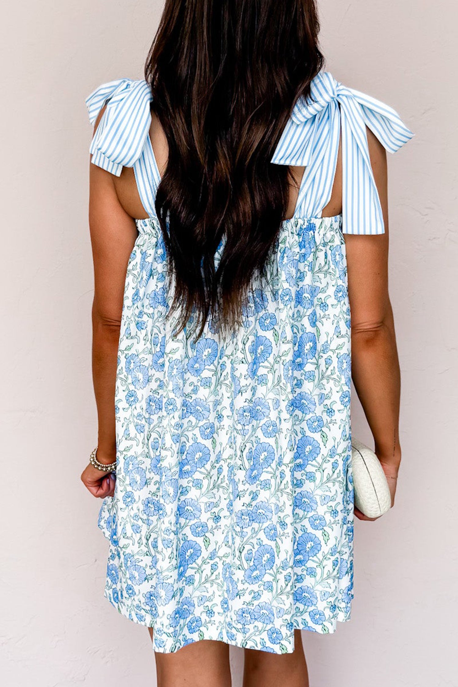Mini-robe à imprimé floral et à rayures en patchwork avec bretelles et nœud papillon bleu ciel