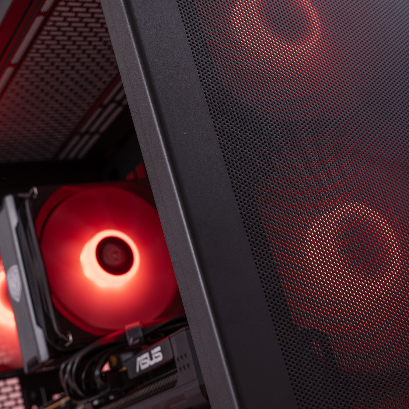 King Mod Systems Gaming-PC Mach 5 rouge, AMD Ryzen 5 7500X3D, RX 9070 XT - King Mod Systems - vue 6