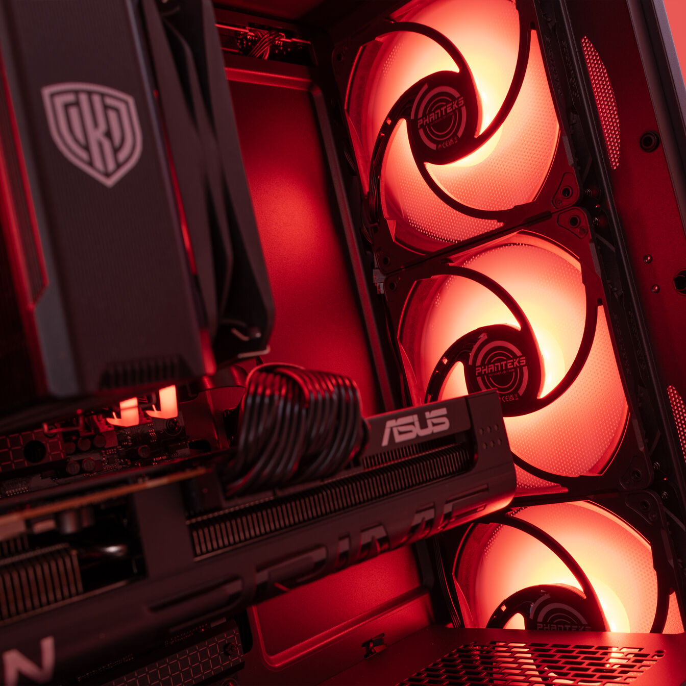 King Mod Systems Gaming-PC Mach 5 rouge, AMD Ryzen 5 7500X3D, RX 9070 XT - King Mod Systems - vue 5