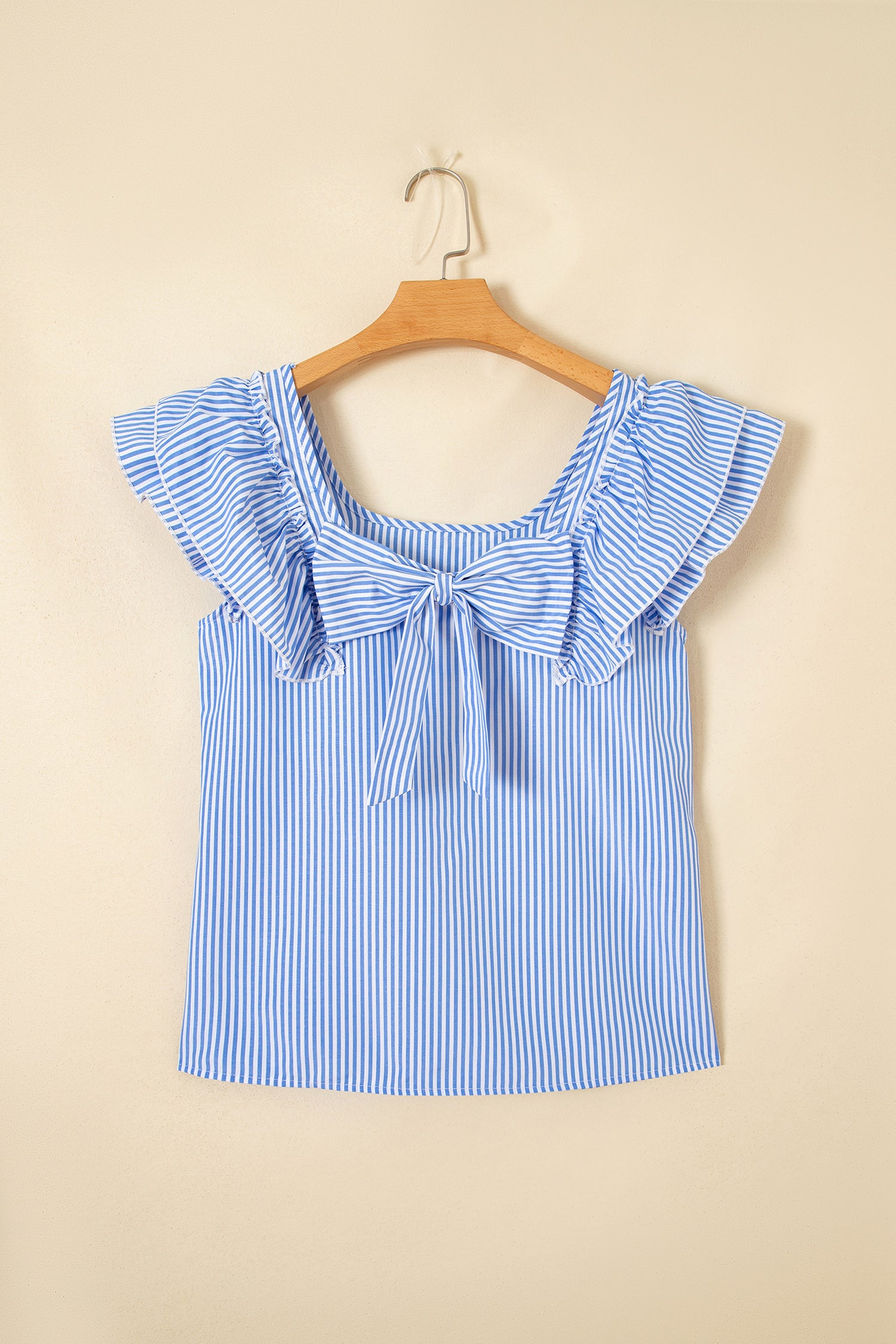 Blouse Manches Courtes Rayée Bleu Ciel Carré à Nœud & Volants — Style Urbain Chic