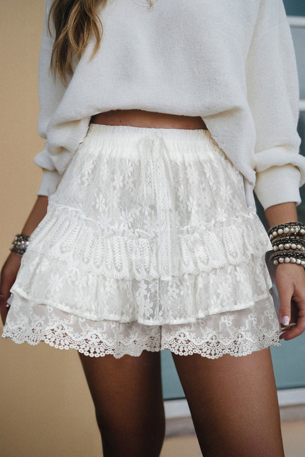 Short femme à volants, à étages, à cordon, taille élastique — blanc