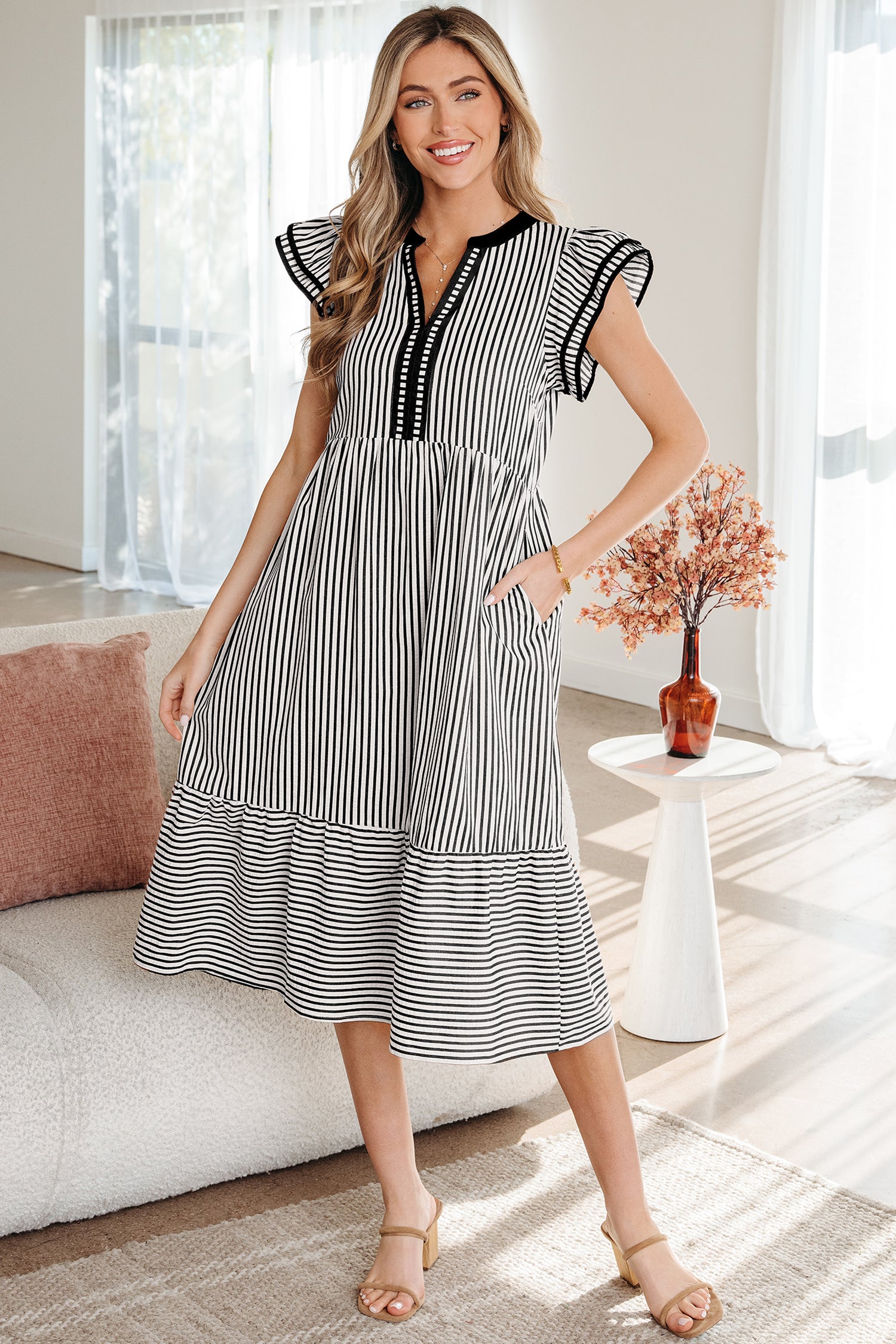 Robe midi à rayures doubles à volants et manches courtes avec bordure contrastée et col en V vert