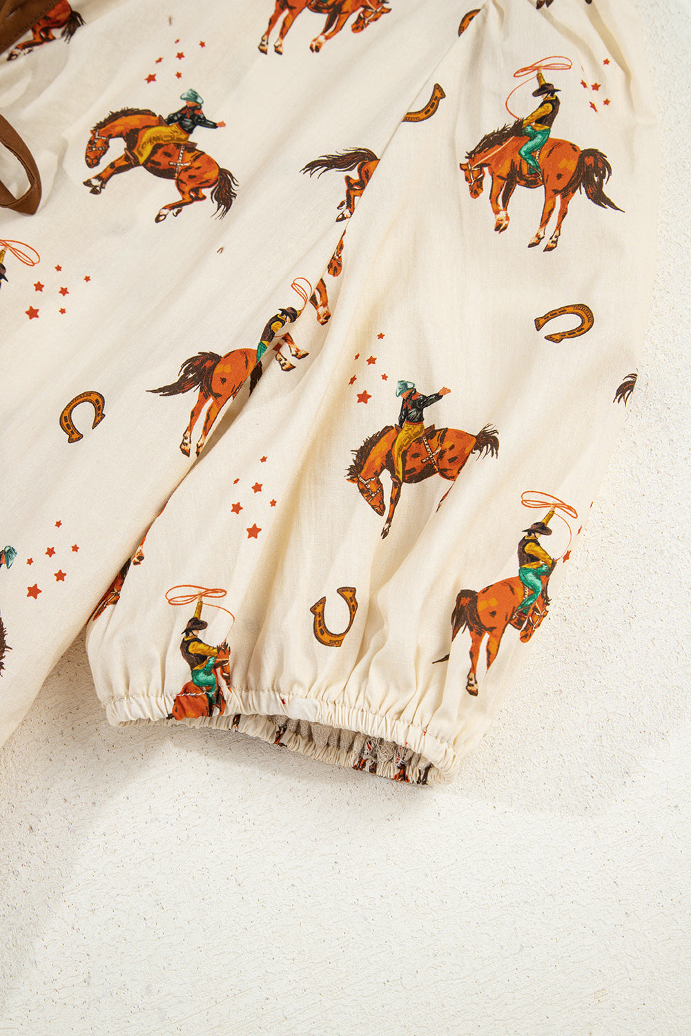 Blouse imprimé cowboy, manches bouffantes, nœud, péplum — abricot