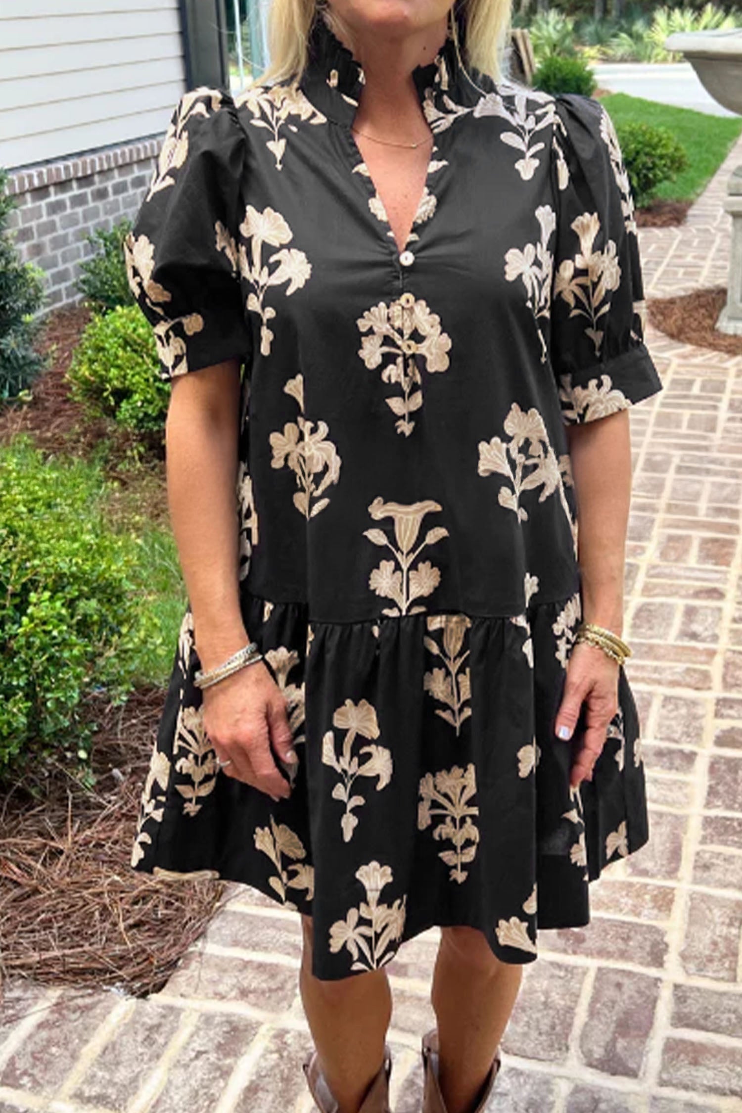 Robe courte femme floral, manches courtes, col V — noir