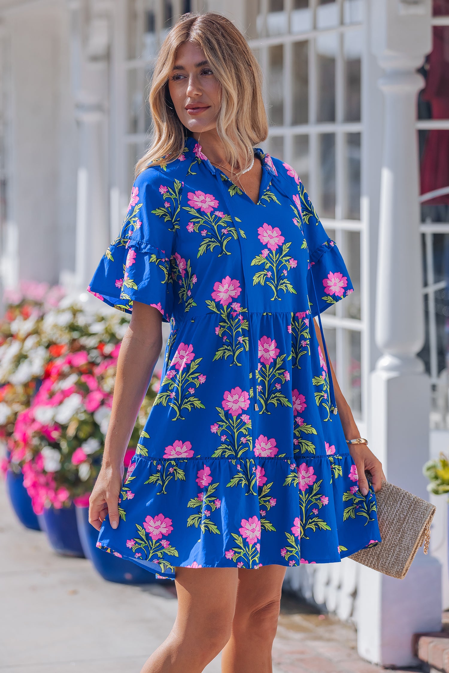 Robe à fleurs ample bleue à col en V et manches courtes